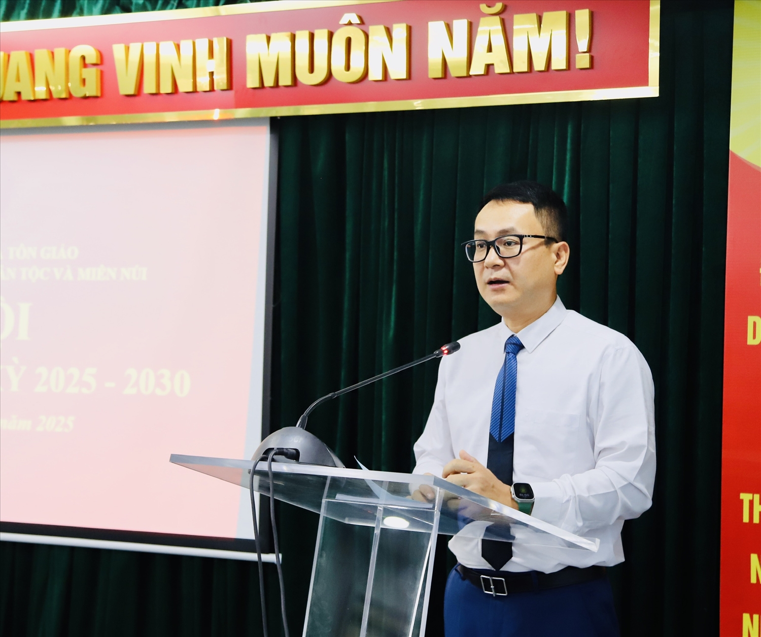 Đồng chí Hà Việt Quân - Chánh Văn phòng Quốc gia về dân tộc và miền núi phát biểu tại Đại hội