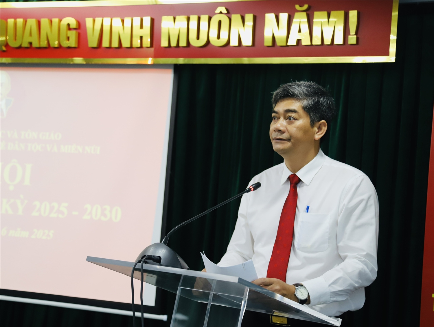 Ủy viên Dự khuyết Ban Chấp hành Trung ương Đảng, Phó Bí thư Thường trực, Thứ trưởng Bộ Dân tộc và Tôn giáo Y Vinh Tơr