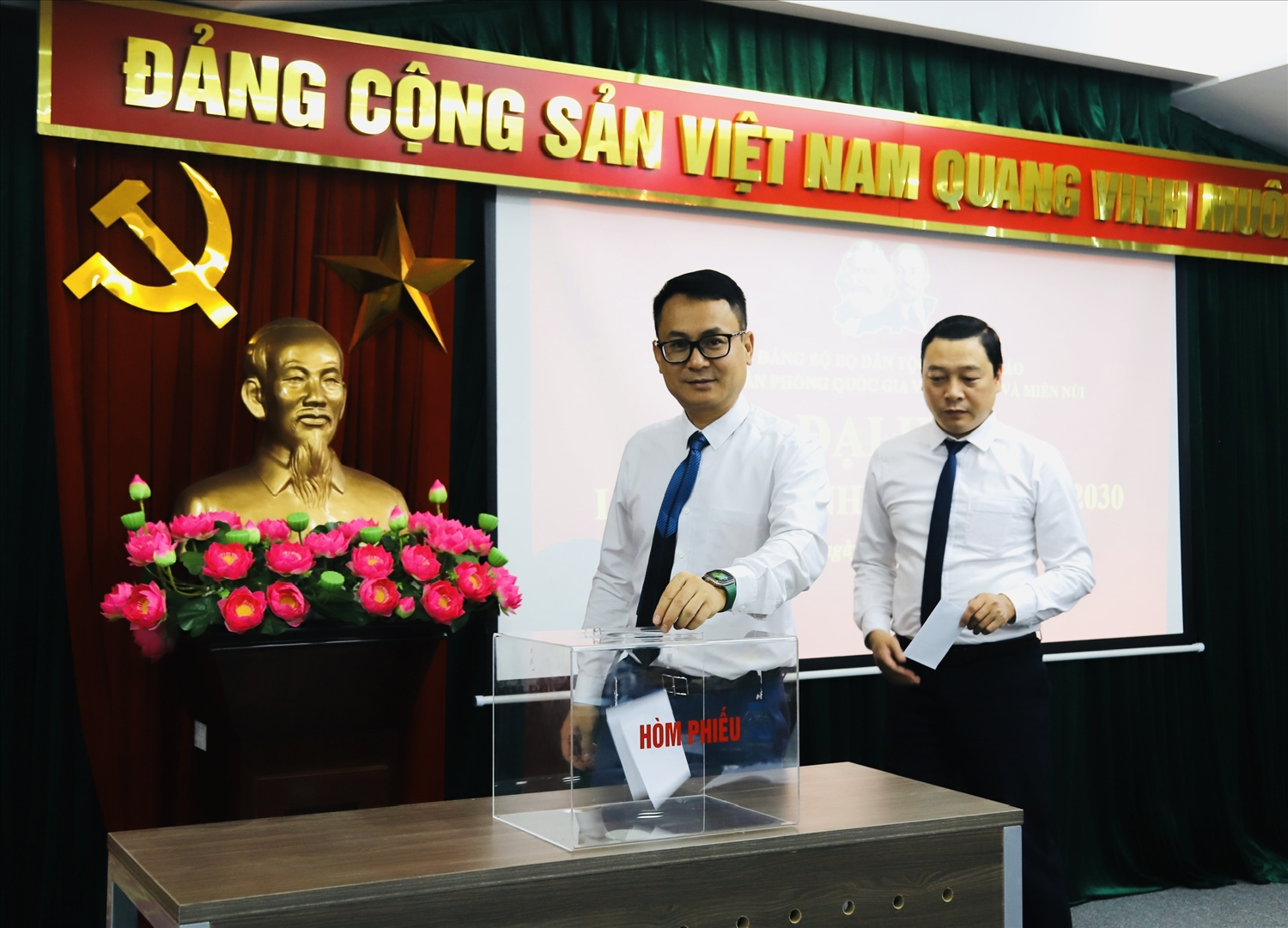 Các đại biểu tiến hành bỏ phiếu bầu Ban Chấp hành Chi bộ nhiệm kỳ 2025 - 2030
