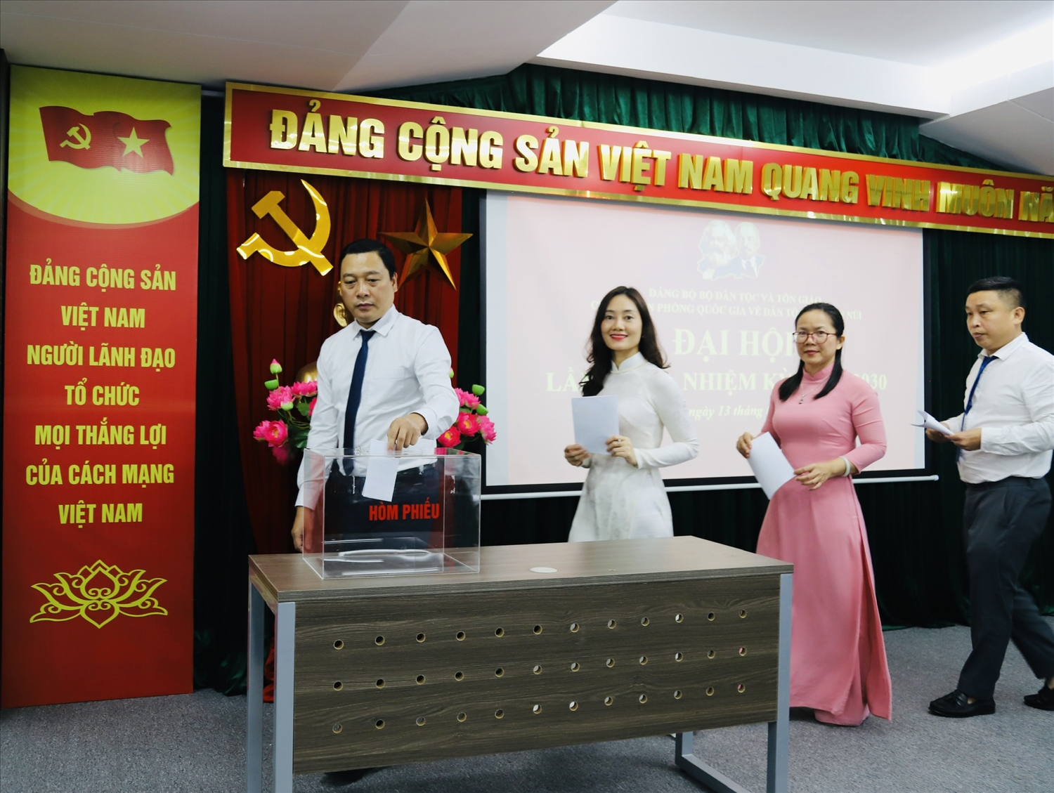 Các đại biểu tiến hành bỏ phiếu bầu Ban Chấp hành Chi bộ nhiệm kỳ 2025 - 2030