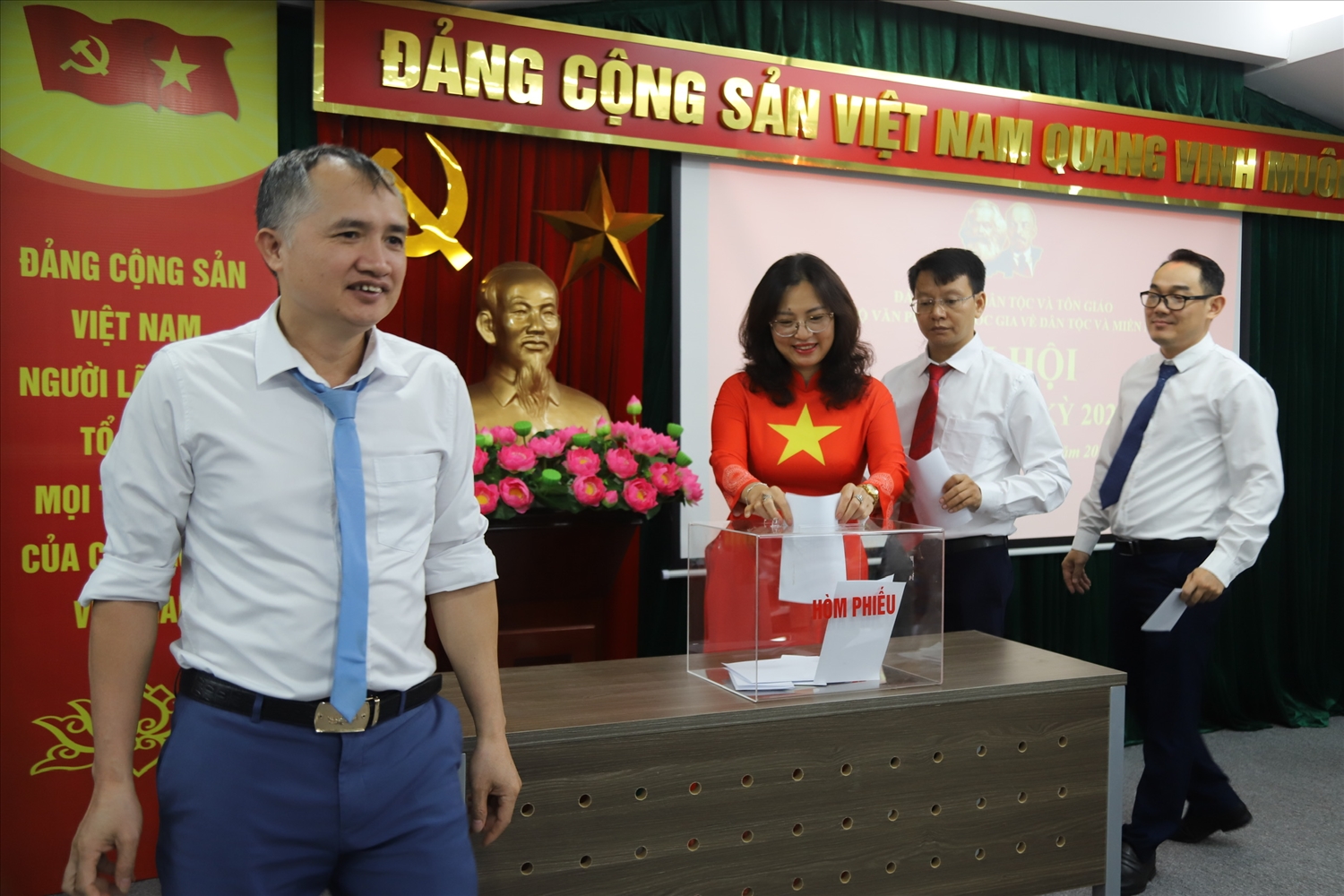 Các đại biểu tiến hành bỏ phiếu bầu Ban Chấp hành Chi bộ nhiệm kỳ 2025 - 2030