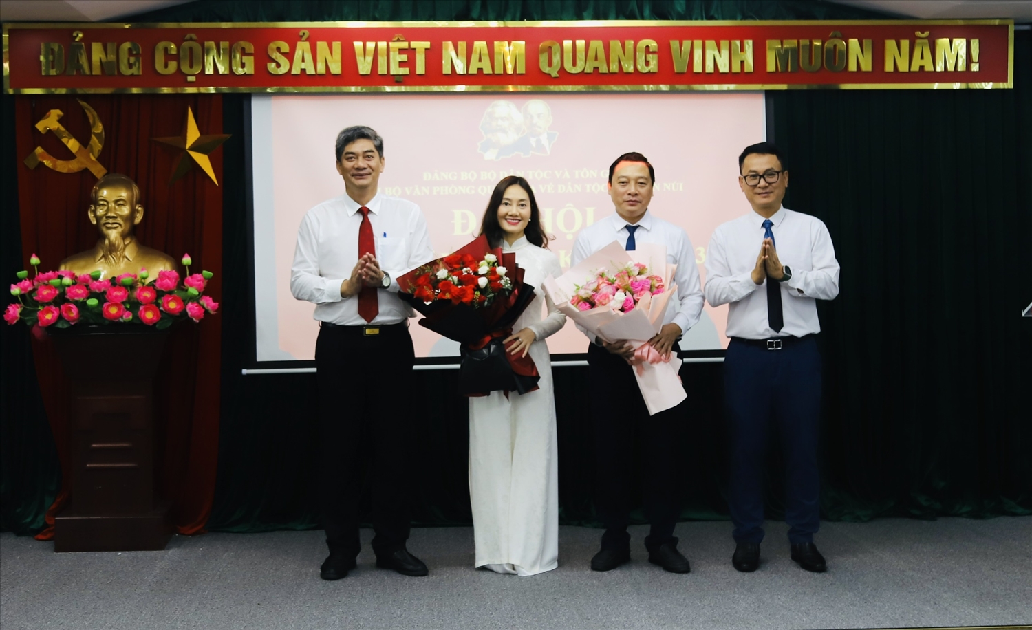 Thứ trưởng Y Vinh Tơr và Chánh Văn phòng Quốc gia về dân tộc và miền núi Hà Việt Quân tặng hoa chúc mừng Ban Chấp hành chi bộ nhiệm kì 2025-2030