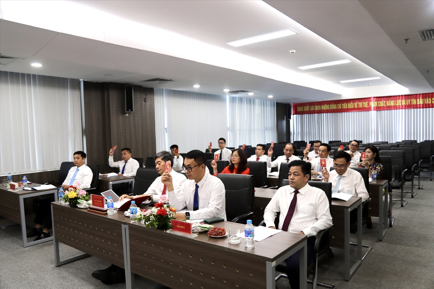 Các đại biểu biểu quyết thông qua Nghị quyết Đại hội
