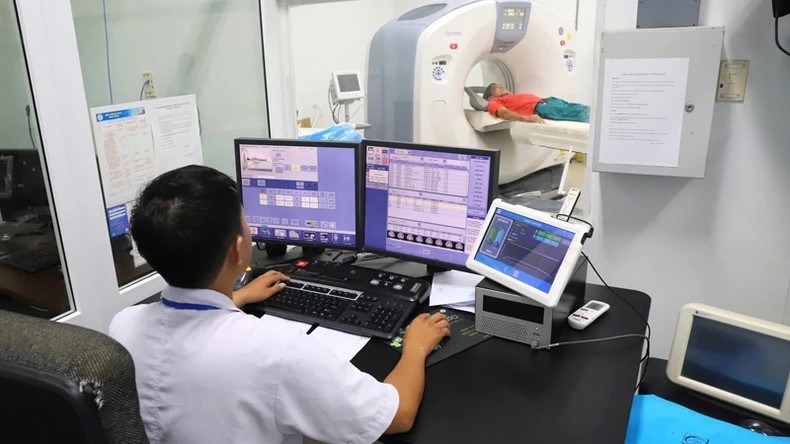 Kỹ thuật viên Bệnh viện đa khoa tỉnh Ninh Thuận vận hành hành hệ thống MRI, thực hiện chụp MRI sọ não (Ảnh minh họa).