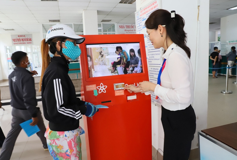 Bộ phận chăm sóc khách hàng ứng dụng công nghệ số giúp bệnh nhân cập nhật thông tin khi đến bệnh viện đa khoa tỉnh Ninh Thuận (Ảnh minh họa).
