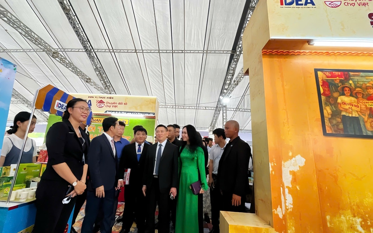 Các đại biểu thăm quan gian hàng “Sắc màu chợ truyền thống Nam Bộ” của Cục Thương mại điện tử và Kinh tế số