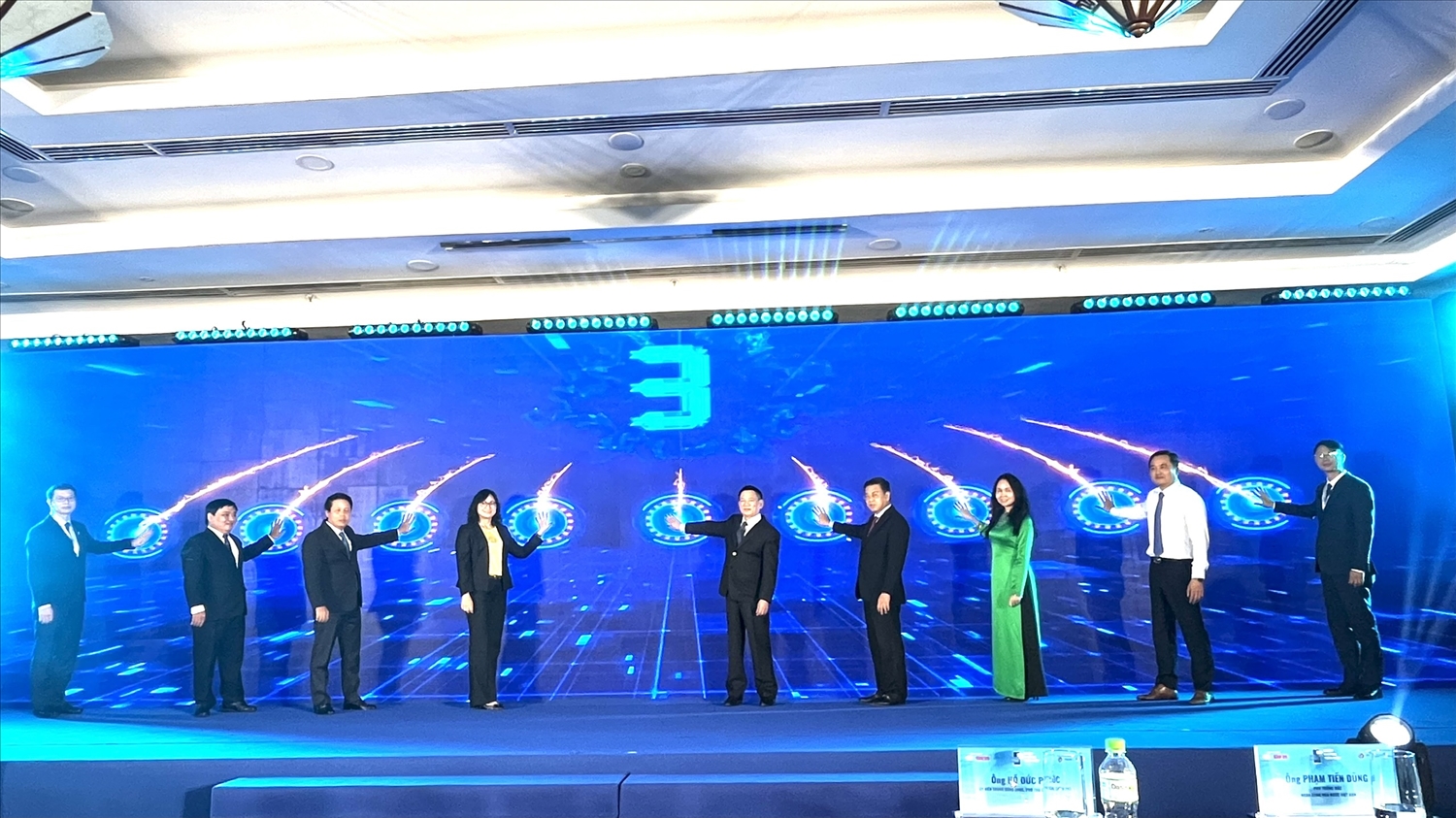 Các đại biệu bấm nút phát động chương trình