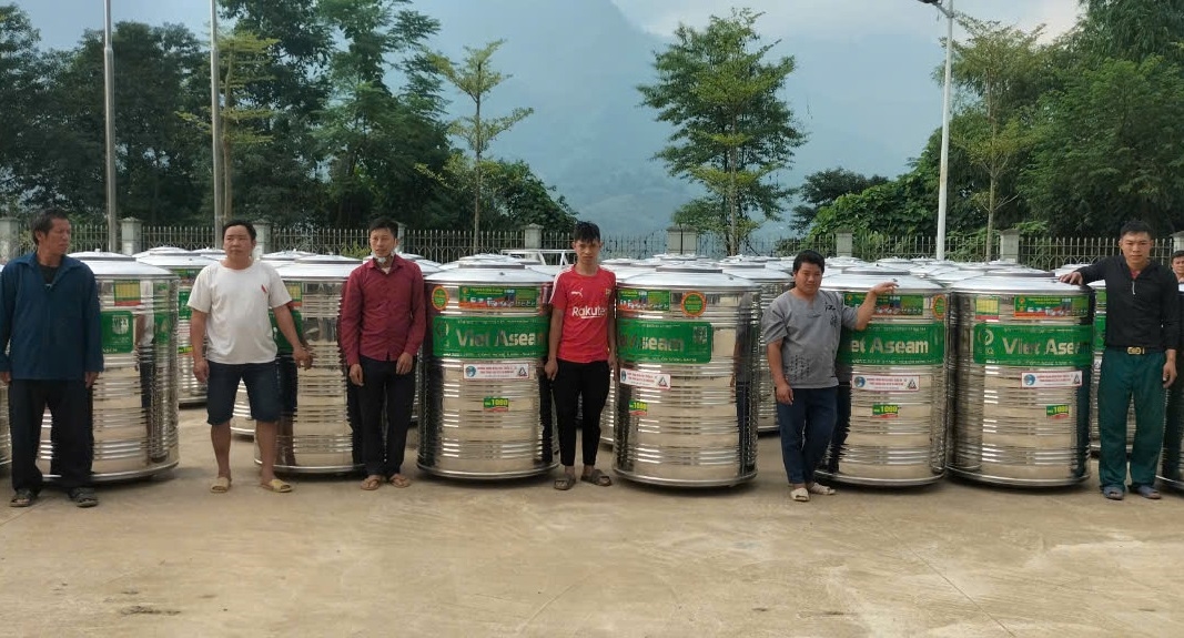 Hàng nghìn hộ dân trên địa bàn tỉnh Lào Cai được cấp phát bồn chứa nước từ Chương trình MTQG 1719