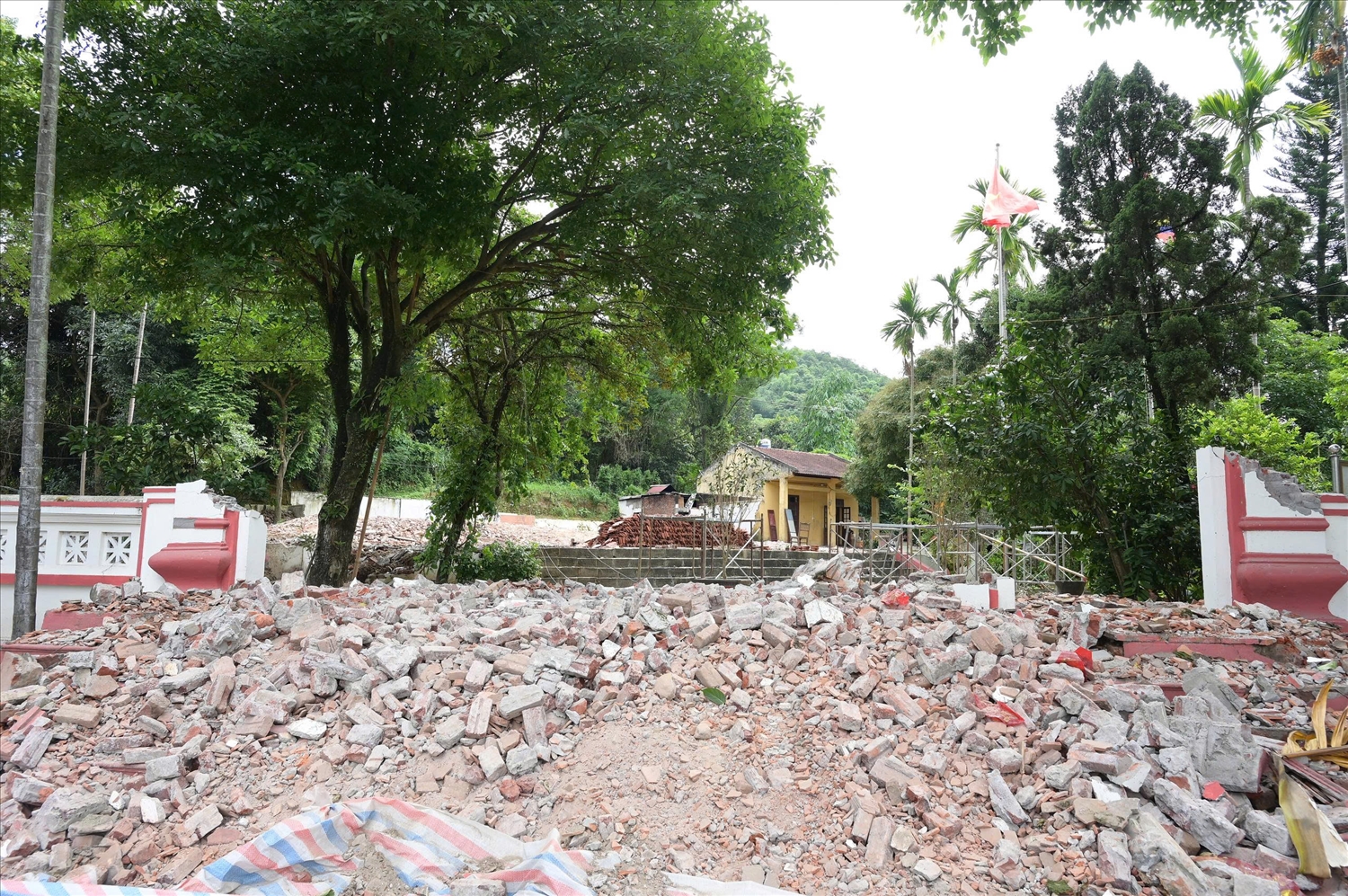Di tích cấp quốc gia Đền Cấm (thành phố Lào Cai) đang được xây dựng, sửa chữa