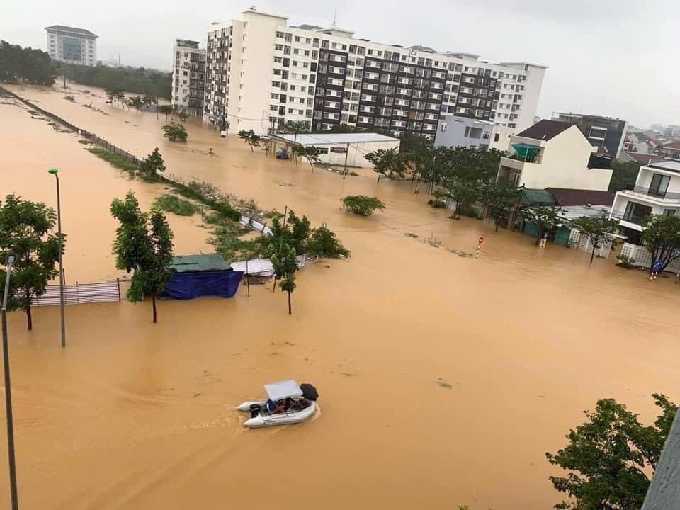 Mưa lớn liên tiếp trút xuống Trung Bộ khiến lũ dâng cao ở nhiều nơi làm 7 người chết, mất tích 