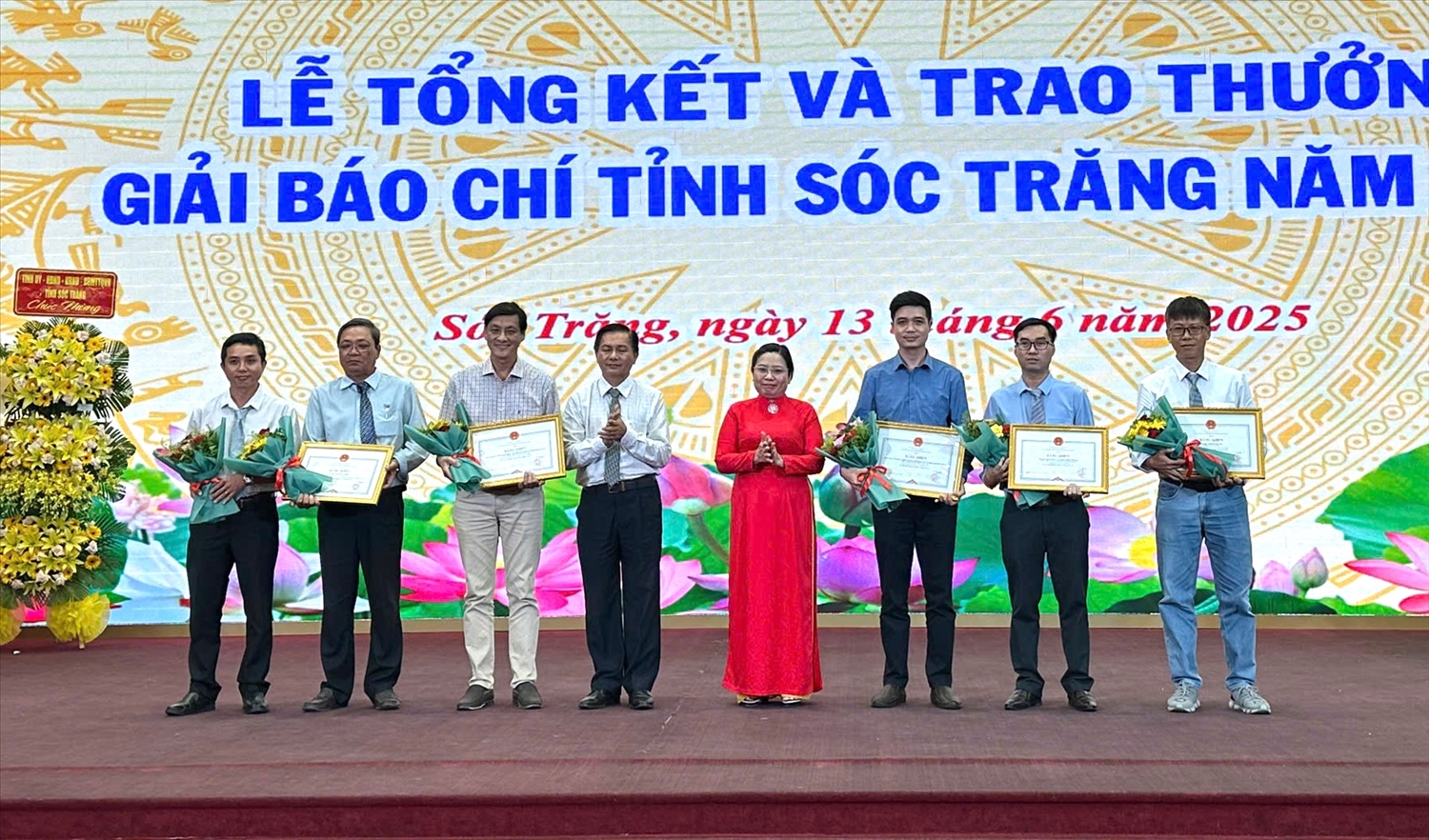 Bà Hồ Thị Cẩm Đào - Phó Bí thư Thường trực Tỉnh ủy và ông Trần Văn Lâu, Chủ tịch UBND tỉnh Sóc Trăng trao giải nhất cho các cá nhân 