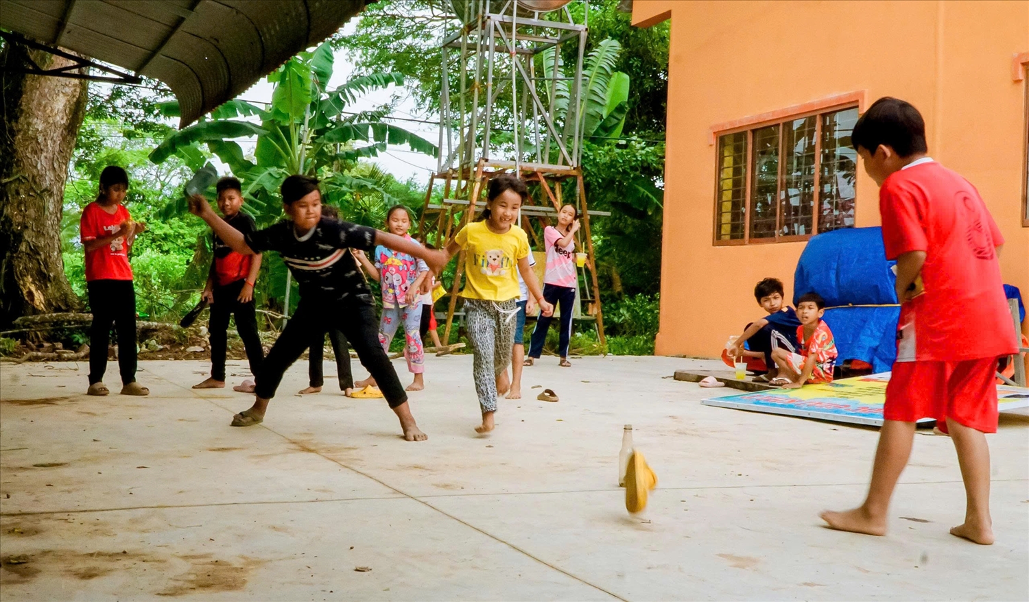 Các em học sinh Khmer lớn lên với những ký ức đẹp gắn liền với ngôi chùa nơi mình sinh sống ( Ảnh : Văn Dương) 