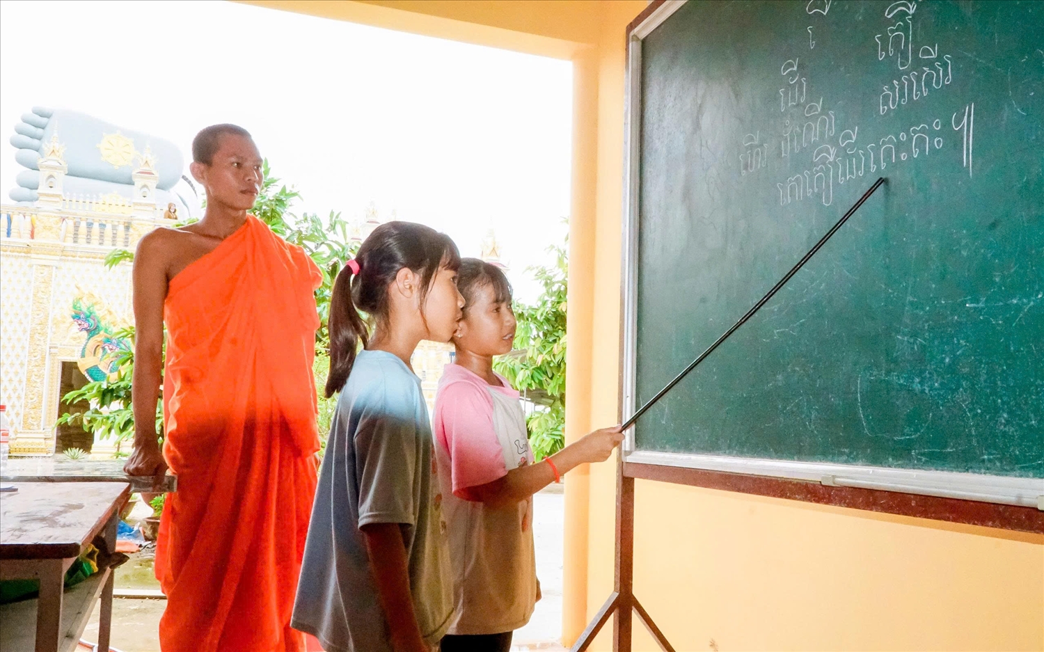 Đọc, viết và hiểu nghĩa là mục tiêu của các sư tham gia dạy các lớp hè cho các em học sinh tại các chùa trên địa bàn tỉnh Sóc Trăng (ảnh: Văn Dương) 