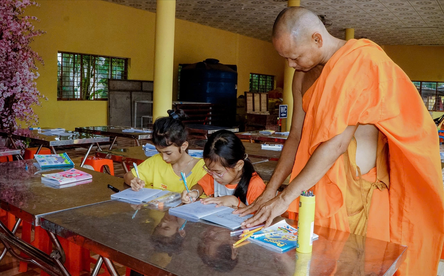 Sư phó Lâm Bình Thanh hướng dẫn các em viết chữ Khmer tại lớp học hè của chùa Sớm Rông ( P. 5, TP. Sóc Trăng) 