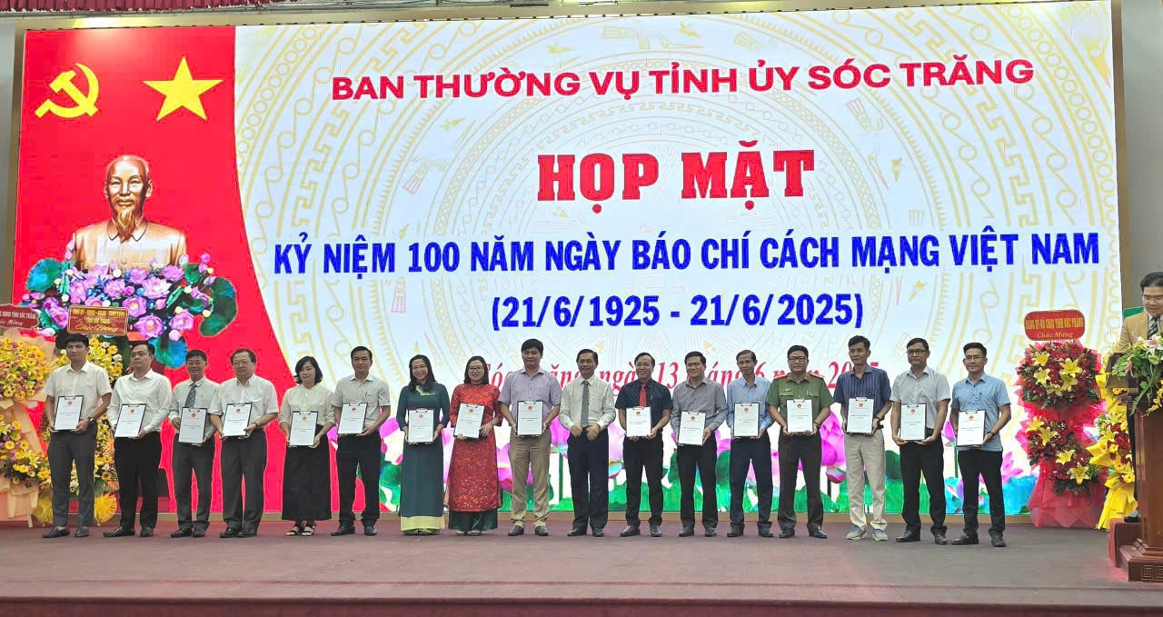 Chủ tịch UBND tỉnh Sóc Trăng, trao chứng nhận hợp tác tuyên truyền đến đại diện các cơ quan báo chí 