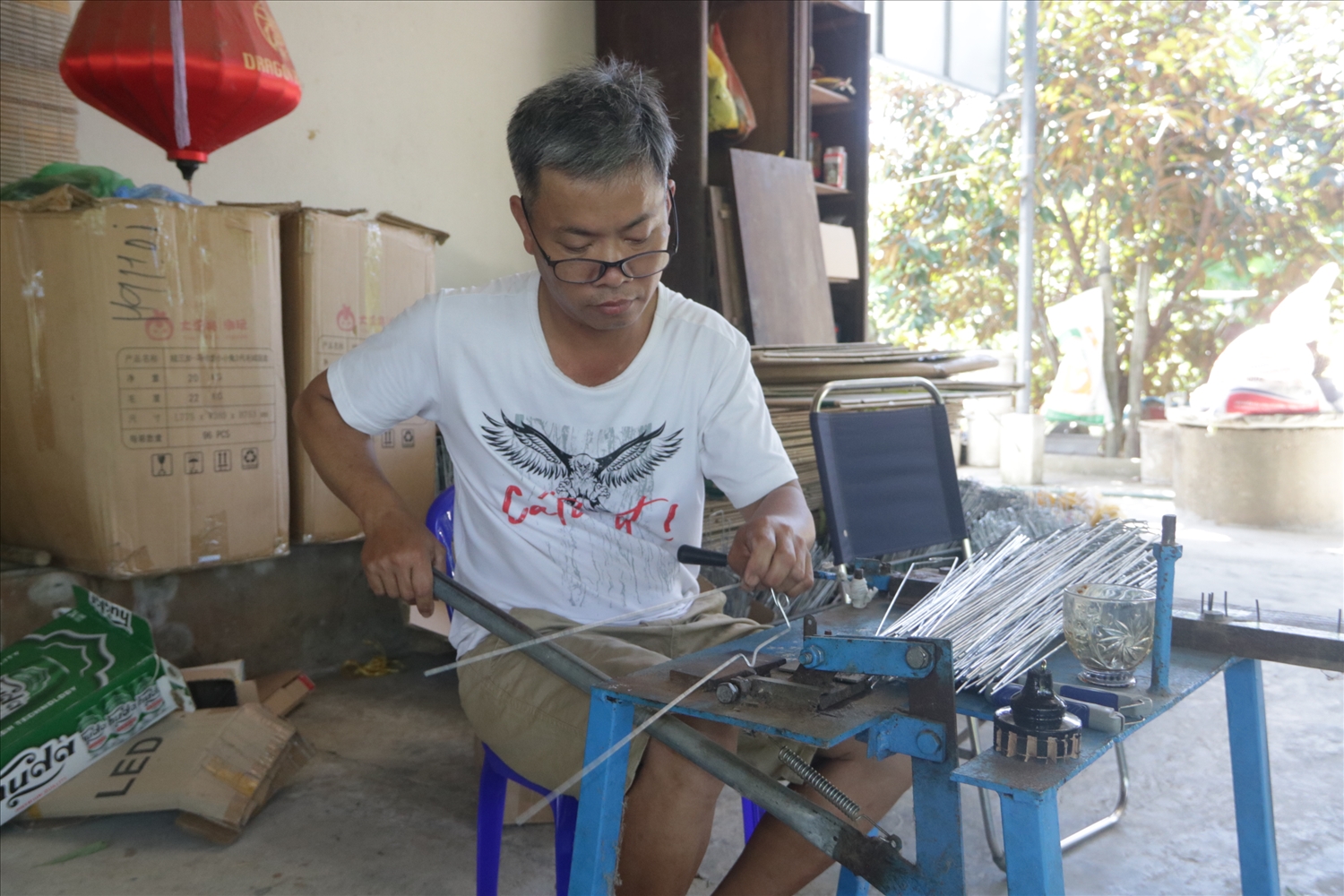 Công đoạn gia công sắt ép vào khung đèn lồng cho chắc chắn.