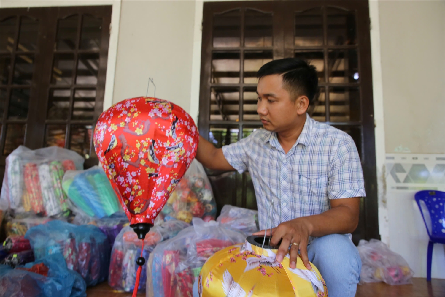 Không chỉ góp phần giải quyết việc làm cho người dân địa phương, anh Hà đã đưa đèn lồng Hội An vươn một tầm cao mới.