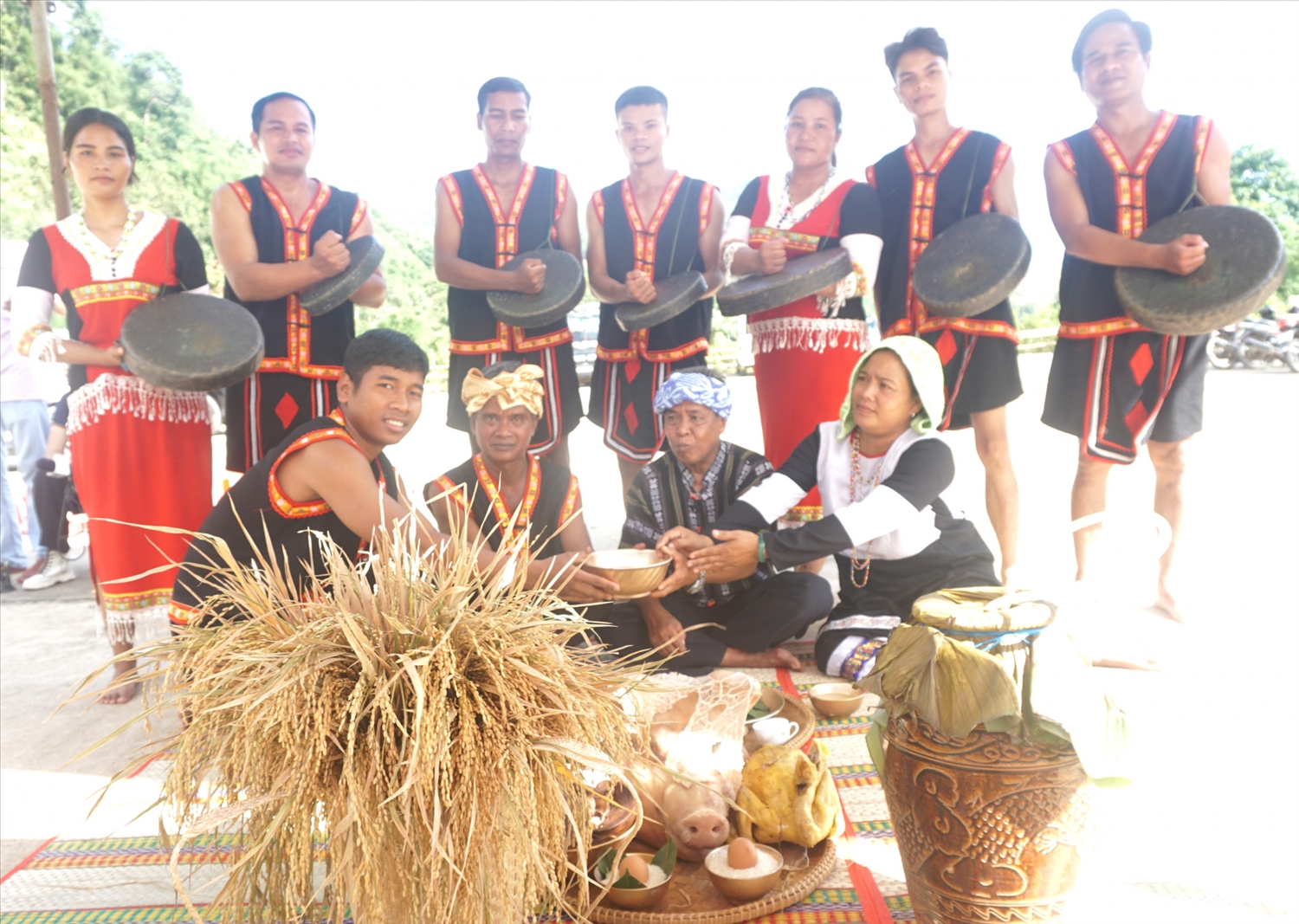 Đồng bào Raglay tại xã Sơn Hiệp, huyện Ninh Sơn, Khanh Hòa tái hiện Lễ ăn đầu lúa mới.