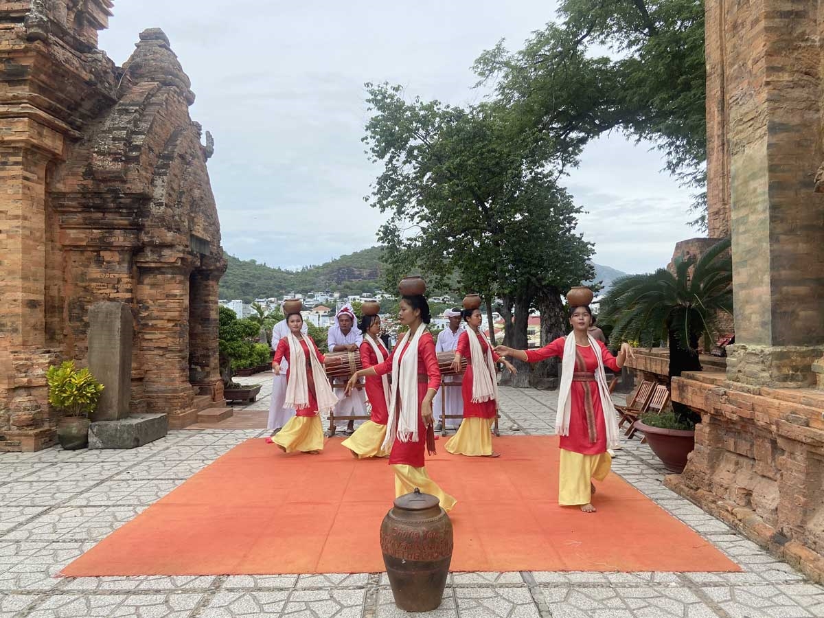 Trải nghiệm điệu múa lu truyền thống của người Chăm tại quần thể tháp Bà Ponagar, TP Nha Trang (Khánh Hòa).