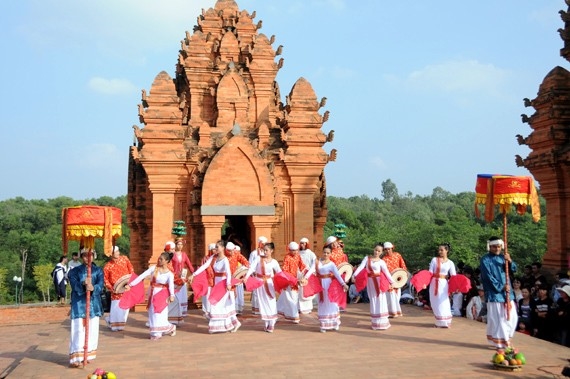 Điệu múa bên tháp Chăm (Ninh Thuận) trong mùa Lễ hội Ka tê
