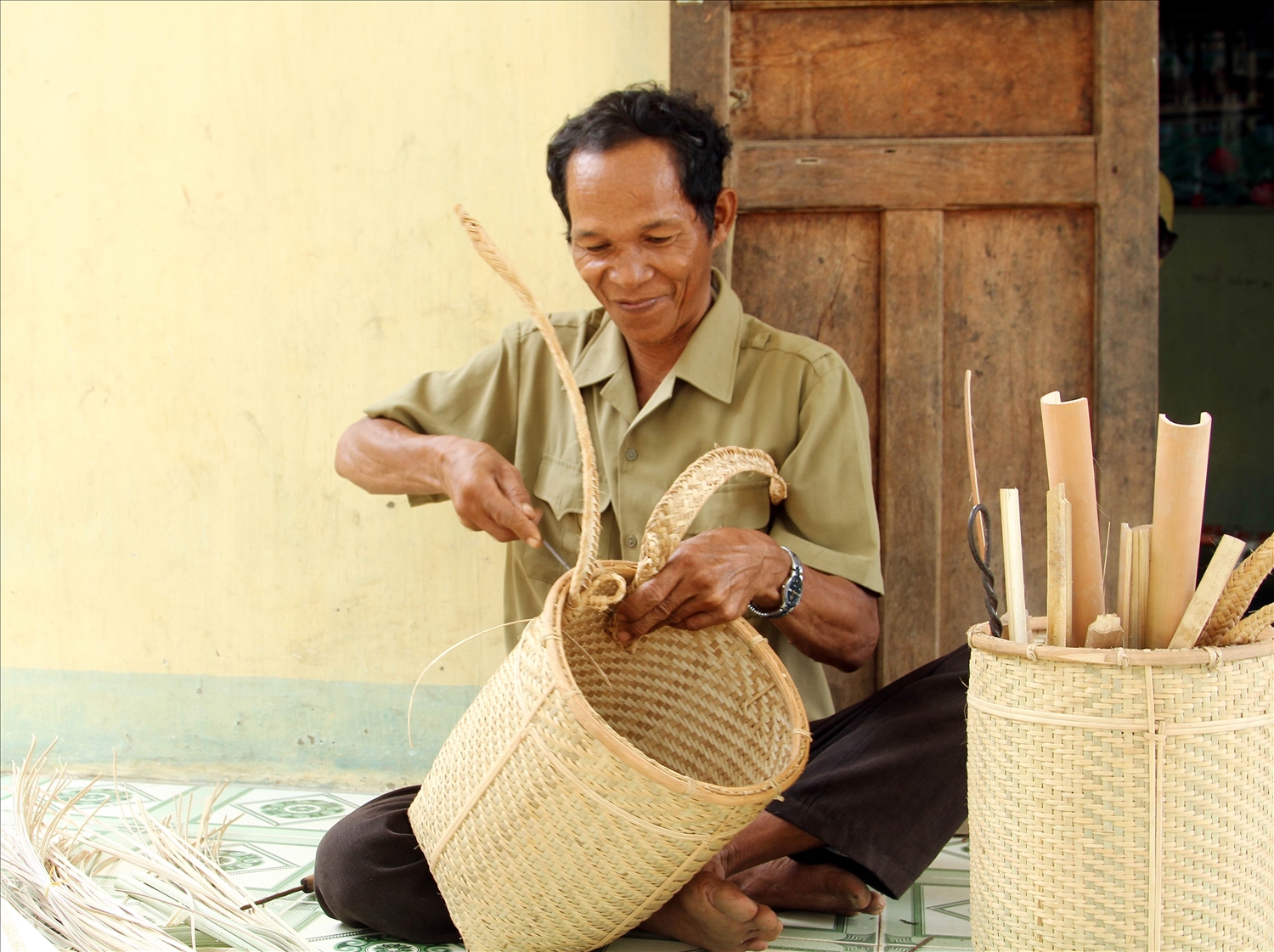 Đồng bào Raglay xã Ma Nới gìn giữ nghề mây tre đan truyền thống tăng thu nhập, nâng cao đời sống gia đình. 