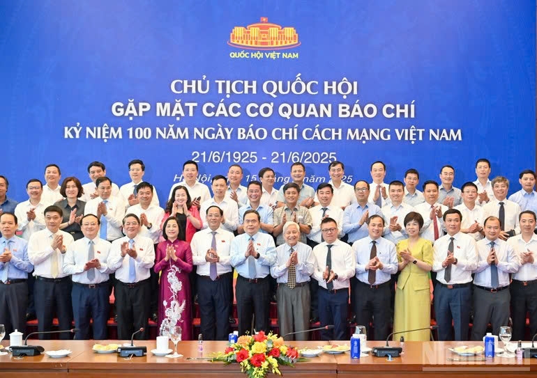 Chủ tịch Quốc hội Trần Thanh Mẫn chụp ảnh lưu niệm với các đại biểu. (Ảnh: DUY LINH)
