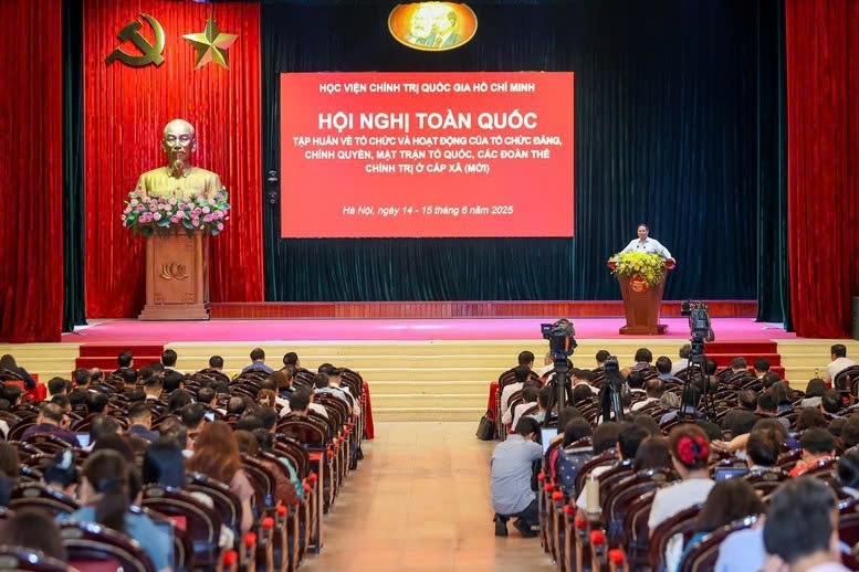 Thủ tướng nêu rõ, điều quan trọng nhất của cuộc cách mạng về tổ chức bộ máy là chuyển đổi trạng thái sang kiến tạo, chủ động phục vụ, giải quyết các công việc, vấn đề của người dân và doanh nghiệp, gần dân, sát dân, bám dân, bám cơ sở - Ảnh: VGP/Nhật Bắc