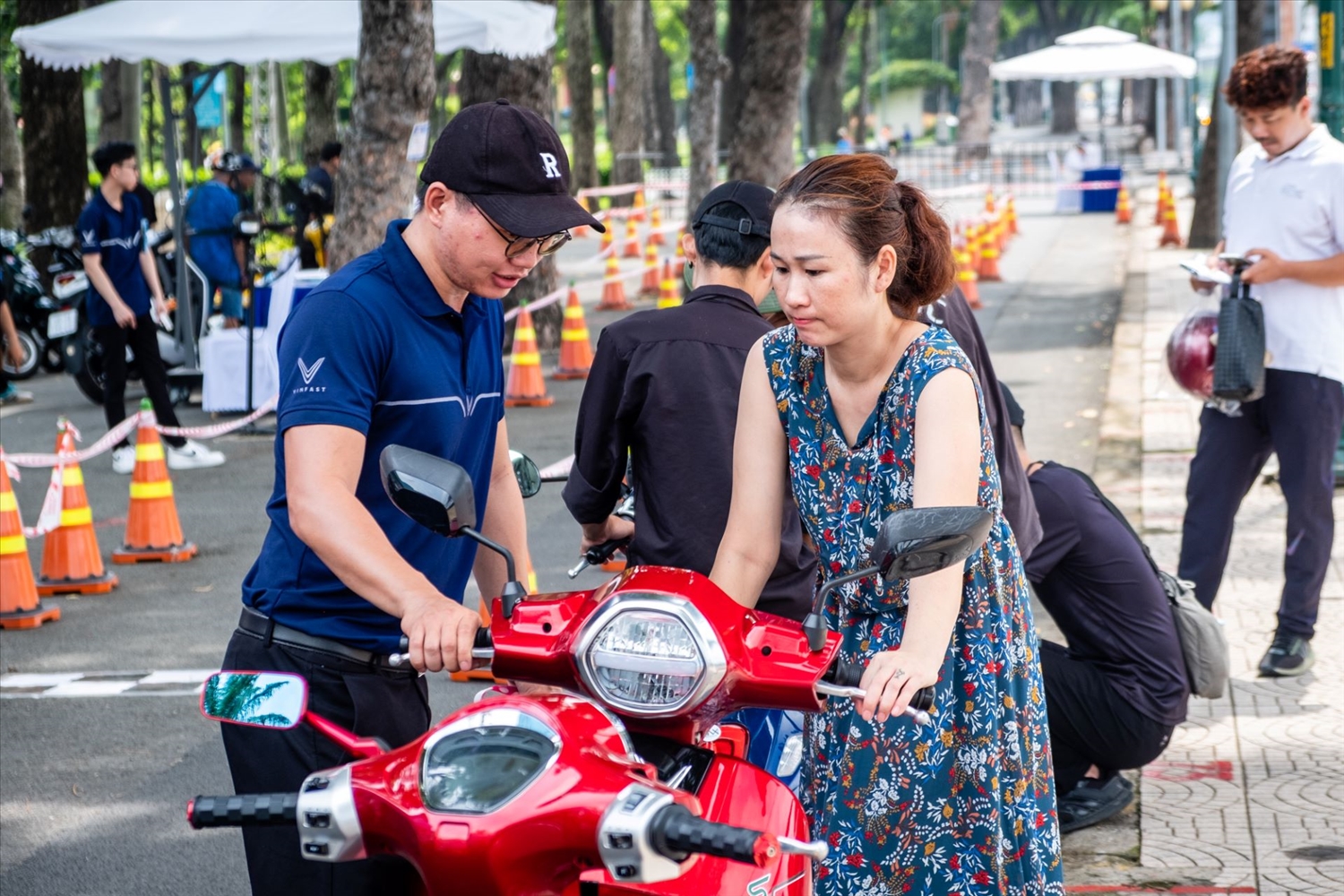 Chị Hồ Bảo Trân (TP.HCM) đánh giá xe máy VinFast có trải nghiệm lái nhẹ nhàng, nhanh và ổn định.