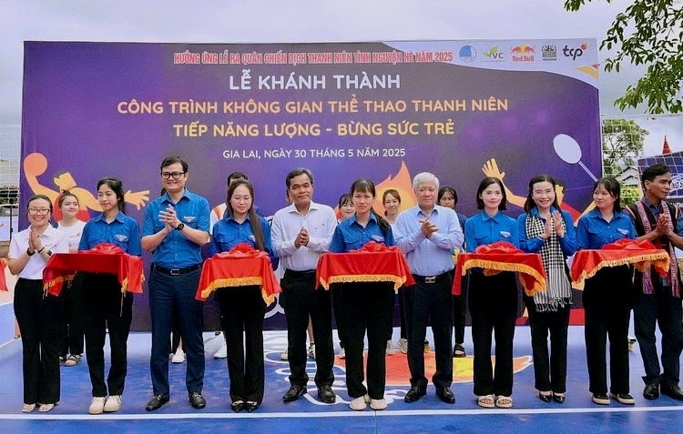 Các đồng chí: Đỗ Văn Chiến, Ủy viên Bộ Chính trị, Bí thư Trung ương Đảng, Chủ tịch MTTQ Việt Nam; Hồ Văn Niên, Bí thư Tinh ủy tỉnh Gia Lai; Bùi Quang Huy , Bí Thư thứ nhất Trung ương Đoàn cắt băng khánh thành công trình sân chơi thể thao tại làng Mrông Yố 1, xã Ia Ka, H.Chư Păh (Gia Lai)