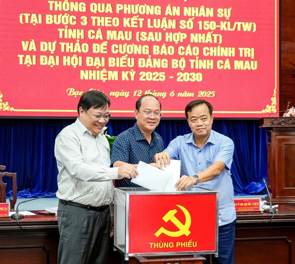 Từ phải qua, các ông: Huỳnh Quốc Việt, Nguyễn Hồ Hải và Phạm Thành Ngại bỏ phiếu thống nhất nhận sự tỉnh Cà Mau mới 