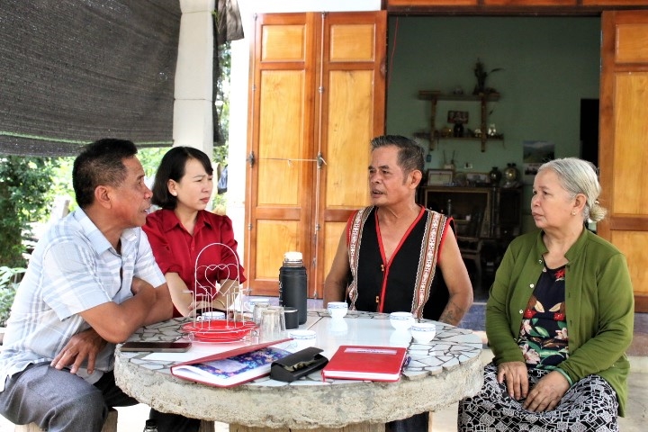 Ông A Líu (áo thổ cẩm), Người có uy tín làng Tang, xã Mô Rai, huyện Sa Thầy luôn nhận được sự quan tâm của cấp ủy Đảng, chính quyền địa phương và đầy đủ các chế độ, chính sách dành cho Người có uy tín