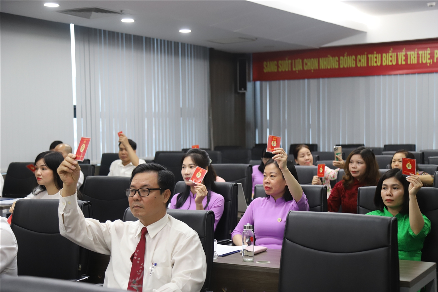 Các đại biểu biểu quyết các nội dung tại Đại hội