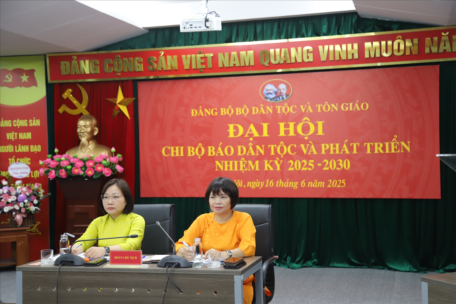 Đoàn Chủ tịch tại Đại hội