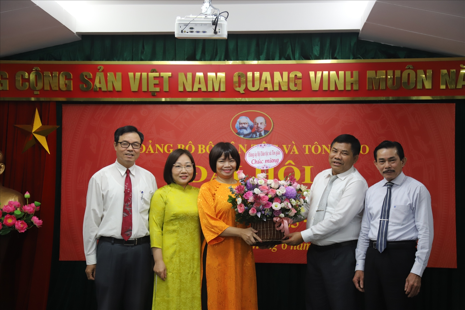 Thứ trưởng Y Thông tặng hoa chúc mừng Đại hội
