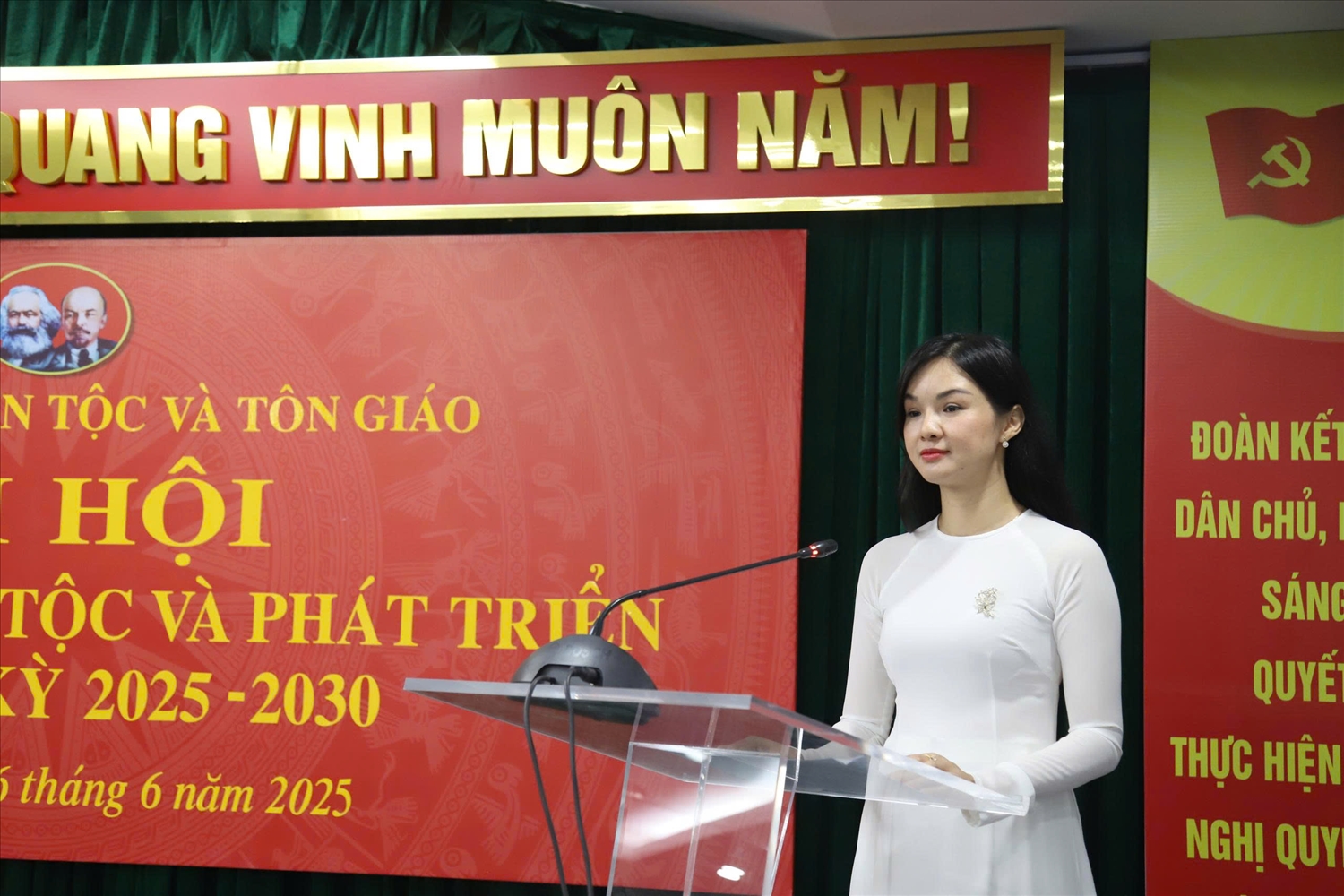 Bà Phạm Thị Thanh Huyền, Phó Trưởng ban Điện tử, Bí thư Đoàn Thanh niên phát biểu tham luận