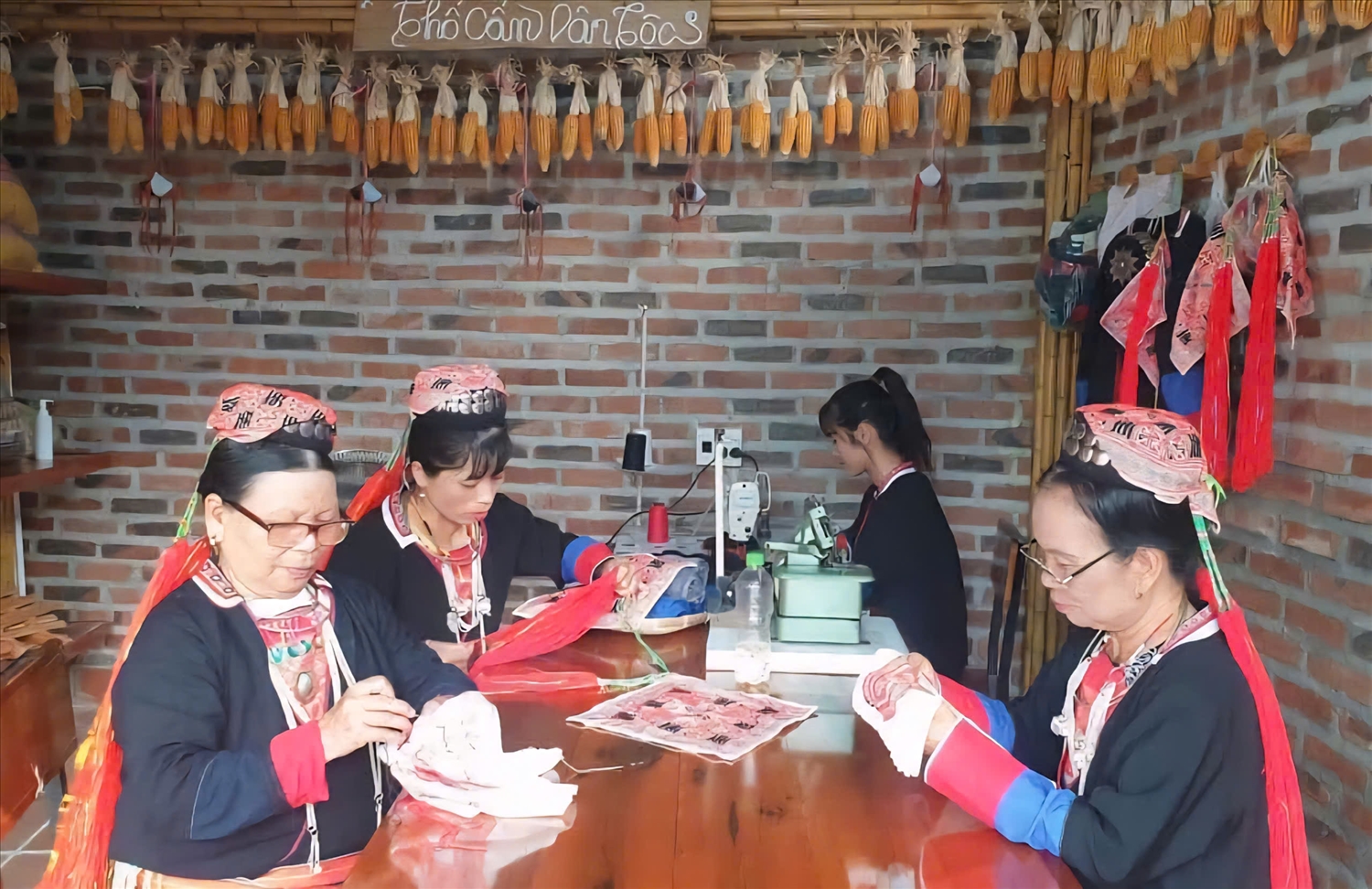 Người Dao Thanh Y ở Thượng Yên Công tích cực phục dựng nghề thêu 