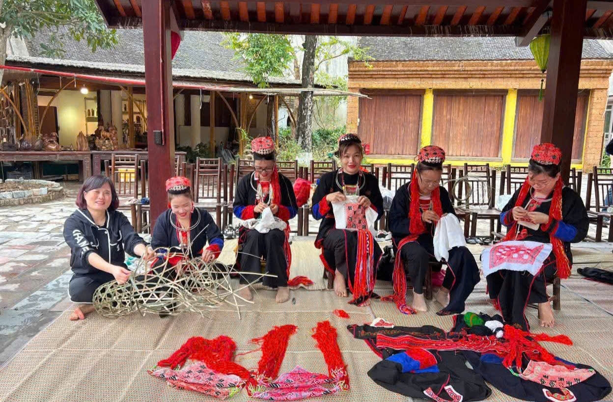Nghề thêu thổ cẩm không chỉ là di sản văn hóa truyền thống mà còn đang mở ra hướng đi mới cho phát triển du lịch cộng đồng