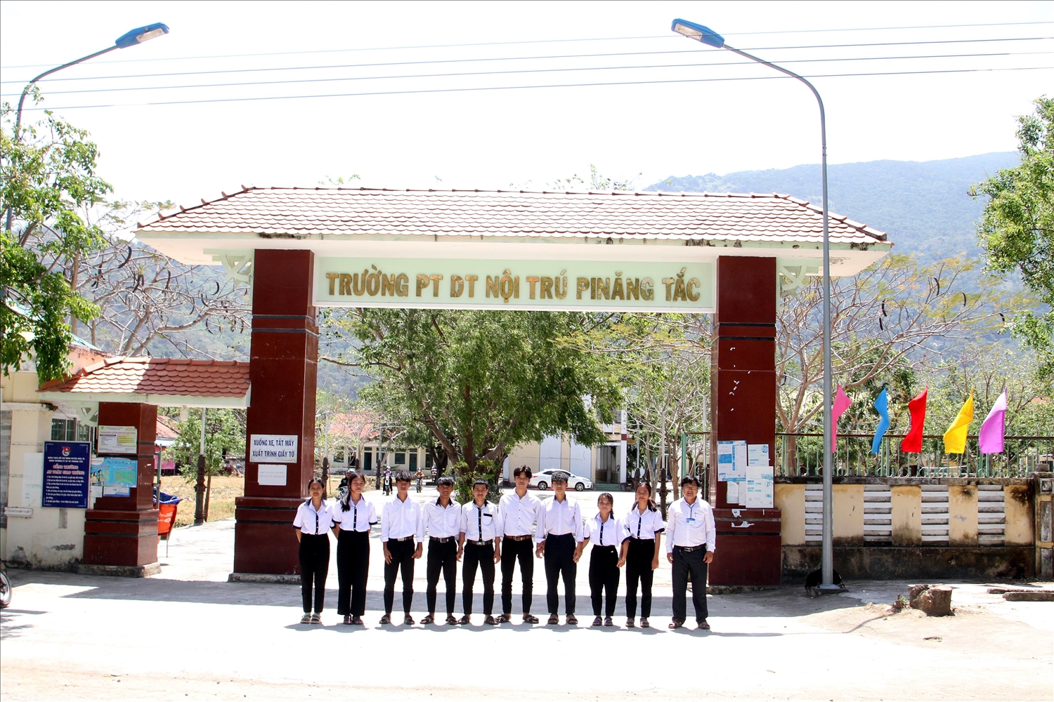 Trường Phổ thông Dân tộc Nội Trú Pi Năng Tắc (huyện Bác Ái) được Nhà nước đầu tư xây dựng khang trang đáp ứng tốt nhu cầu học tập của học sinh Raglay. 