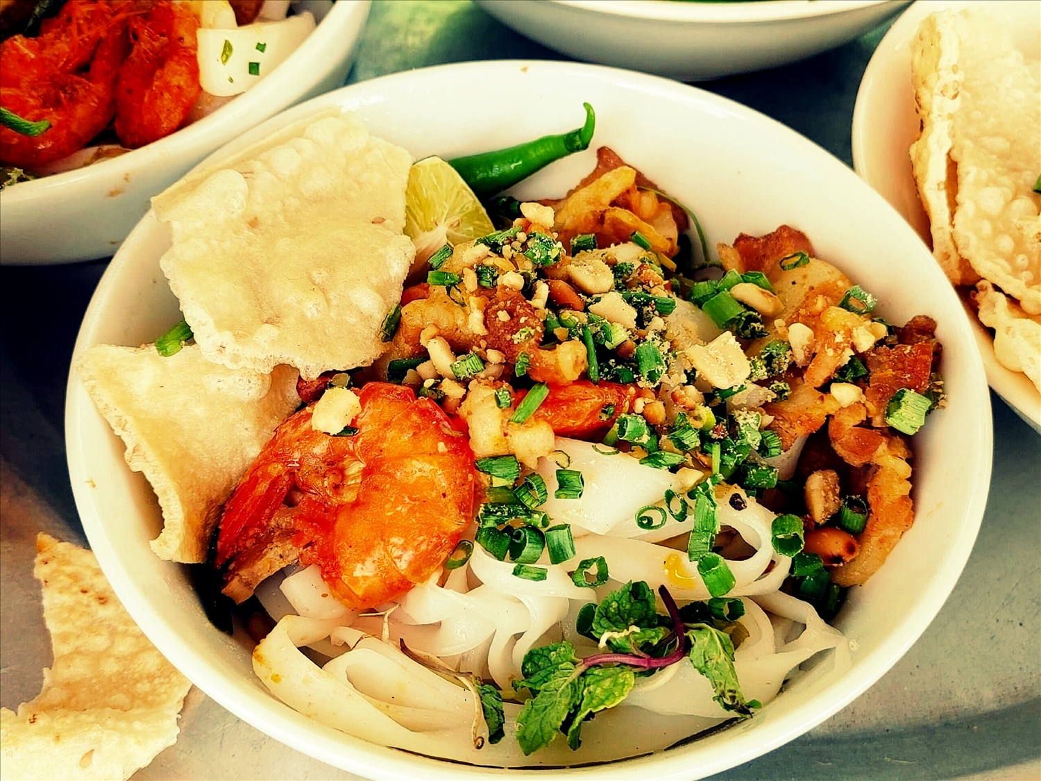 Sự kết hợp hoàn hảo giữa sợi mỳ vàng óng với thịt gà thơm mềm, đậu phộng béo bùi và rau thơm quyện trong nước sốt sánh quyện, đậm đà.