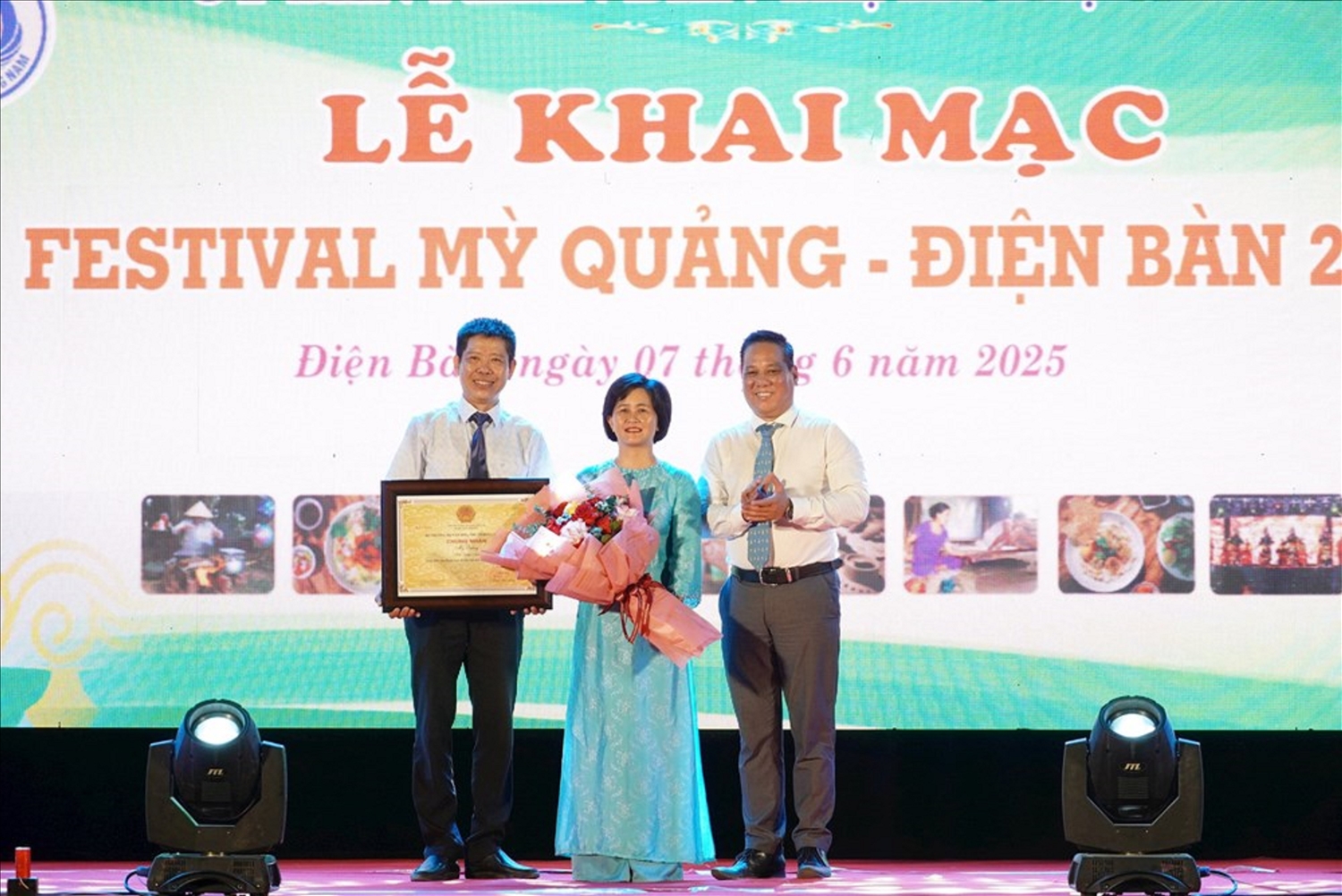 Đại diện Sở Văn hóa Thể thao và Du lịch tỉnh Quảng Nam trao Quyết định của Bộ Văn hóa Thể thao và Du lịch đưa “Tri thức dân gian mỳ Quảng tỉnh Quảng Nam” vào danh mục Di sản văn hóa phi vật thể quốc gia.