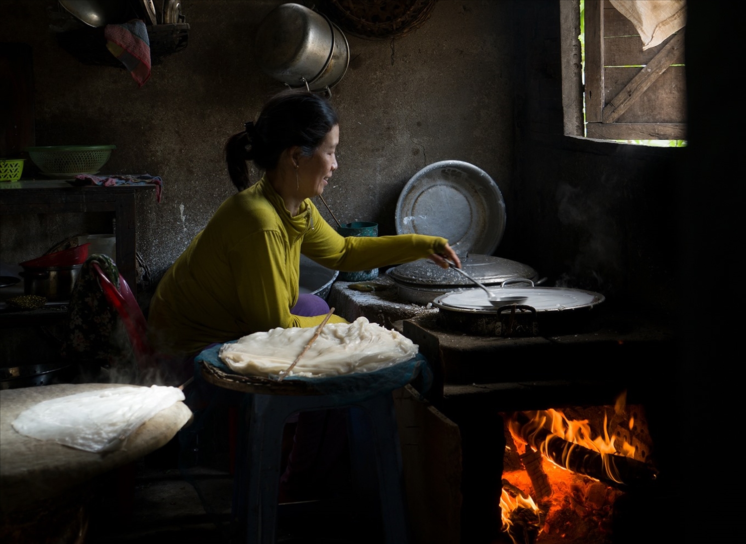 Người đổ mỳ dùng khuôn tròn có căng vải thẳng trên nồi nước sôi, đổ bột lên đậy nắp một vài phút cho chín, tráng thêm một lớp bột mỏng để lá mỳ dày.