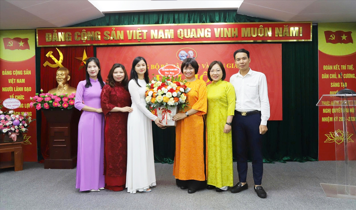 Chi đoàn thanh niên Báo tặng hoa Chi ủy nhiệm kỳ mới