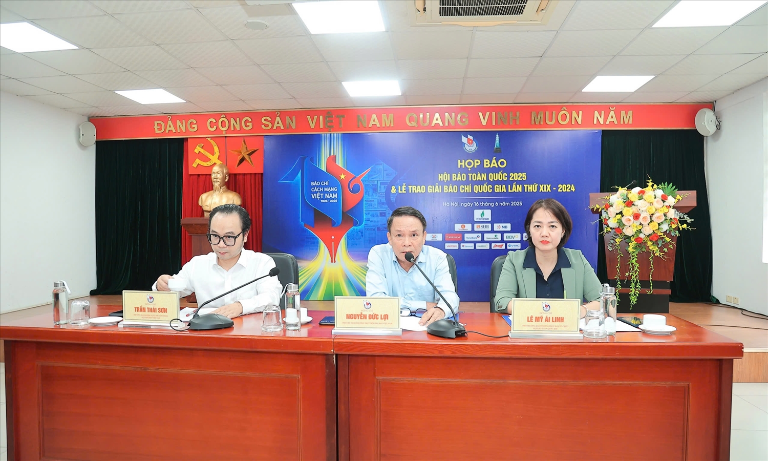 Phó Chủ tịch Thường trực Hội Nhà báo Việt Nam Nguyễn Đức Lợi chủ trì họp báo