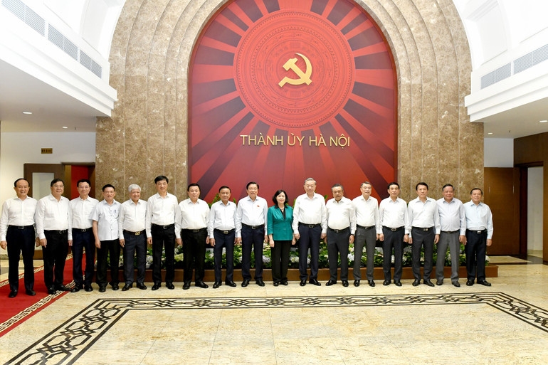 Tổng Bí thư Tô Lâm với các đồng chí lãnh đạo Đảng, Nhà nước và Ban Thường vụ Thành ủy Hà Nội. (Ảnh: Đăng Khoa)