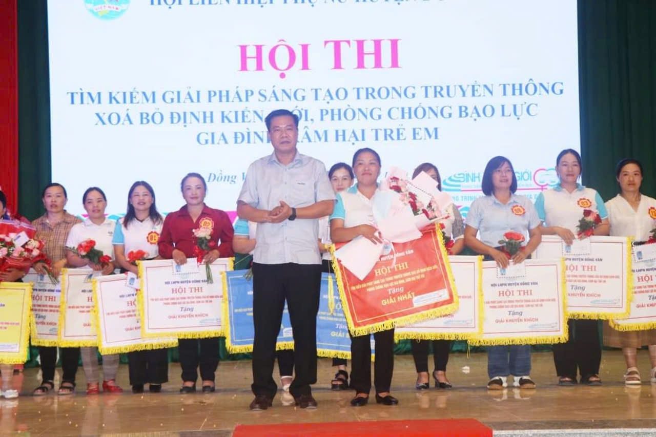 Chị Vàng Thị Say nhận giải Nhất tại Hội thi tìm kiếm giải pháp sáng tạo trong truyền thông xóa bỏ định kiến giới, phòng chống bạo lực gia đình, xâm hại trẻ em do Hội LHPN Huyện Đồng Văn, tỉnh Hà Giang tổ chức tháng 9/2024