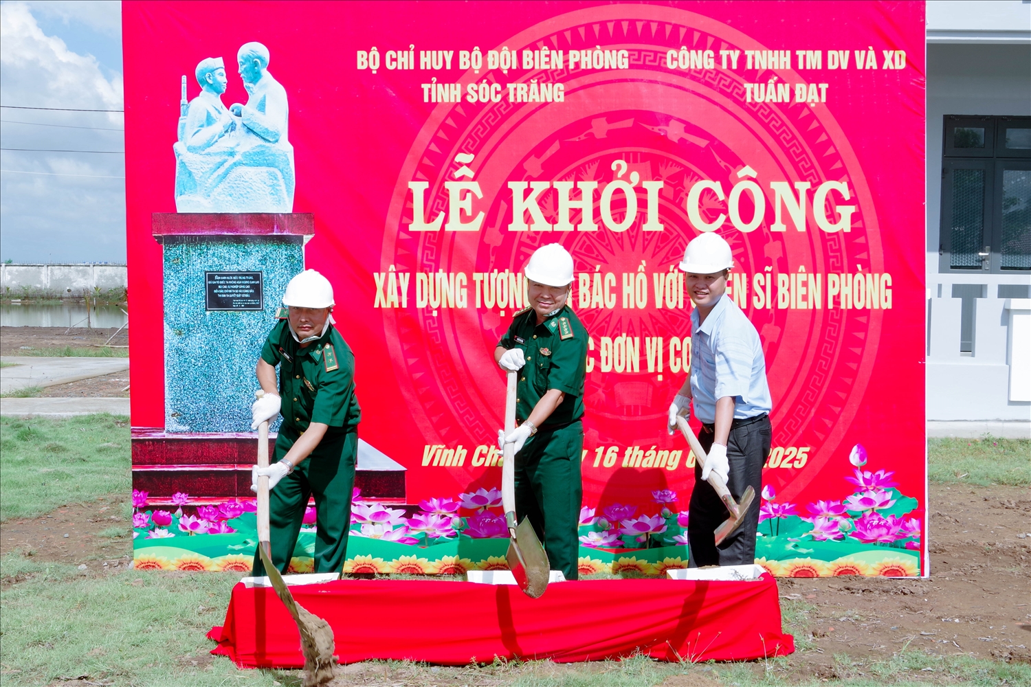 Các đại biểu thực hiện nghi thức động thổ khởi công xây dựng công trình Tượng đài “Bác Hồ với chiến sĩ Biên phòng” tại Đồn Biên phòng Vĩnh Châu ( Sóc Trăng)
