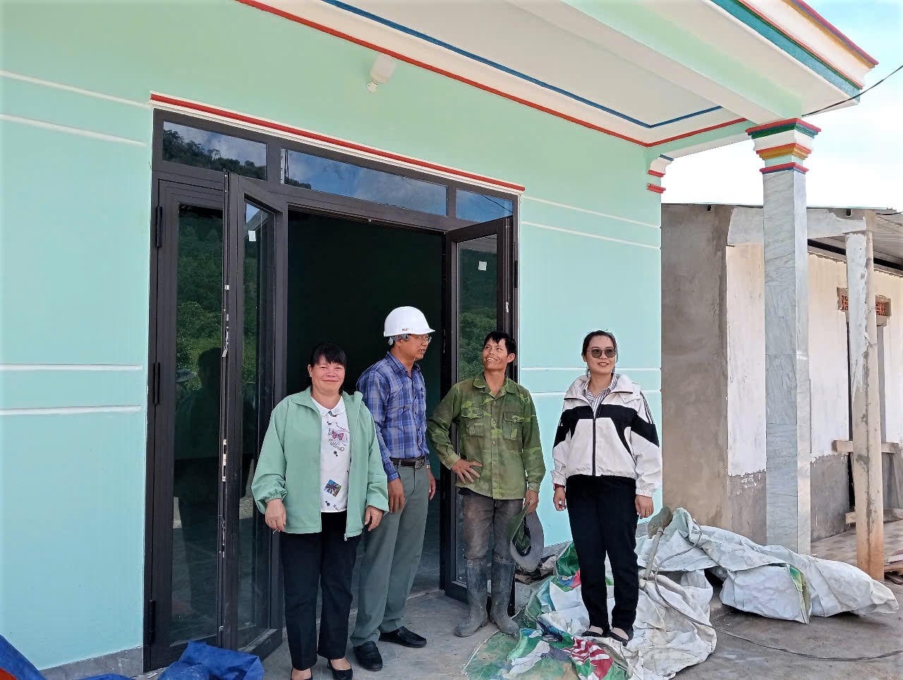 Anh A Nghía (thứ 2 từ phải sang), thôn Kon Liêm, xã Xốp, huyện Đăk Glei phấn khởi khi chuẩn bị về ở căn nhà mới