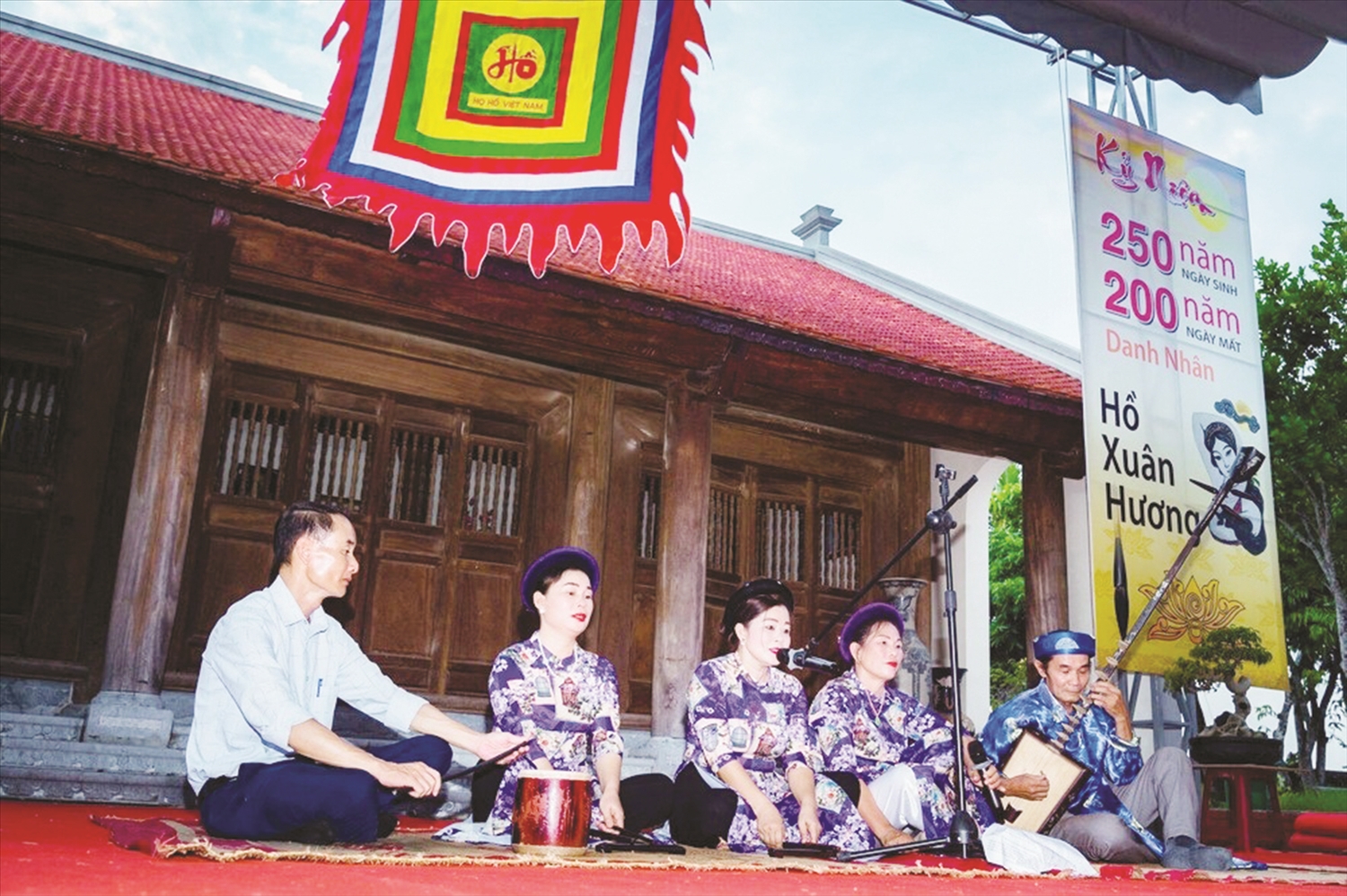 Một tiết mục trong buổi giao lưu thơ, nhạc Bà Chúa thơ Nôm Hồ Xuân Hương tại làng Quỳnh Đôi