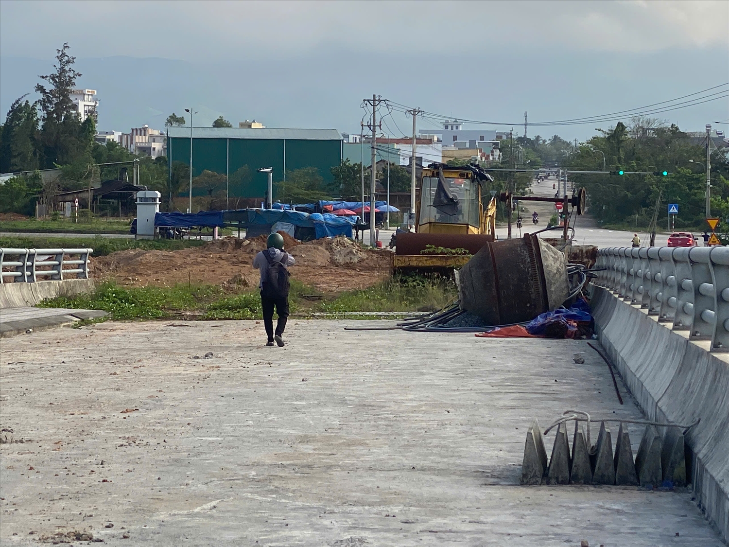 Đường dẫn của dự án cầu chưa được hoàn chỉnh, dẫn đến cầu bị "treo" thời gian dài.