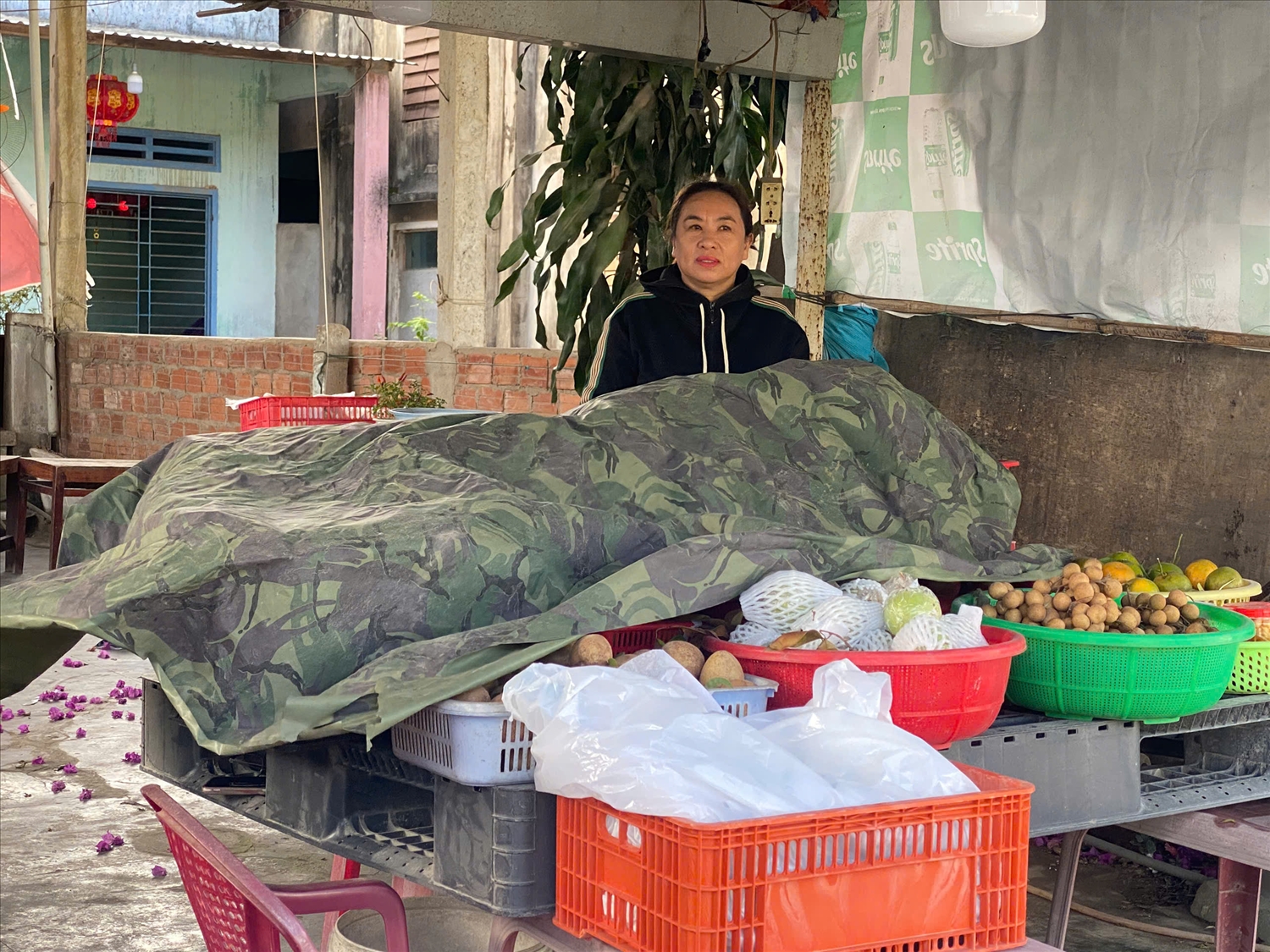 Người dân che bạt vì bụi đường tấp vào nhà.